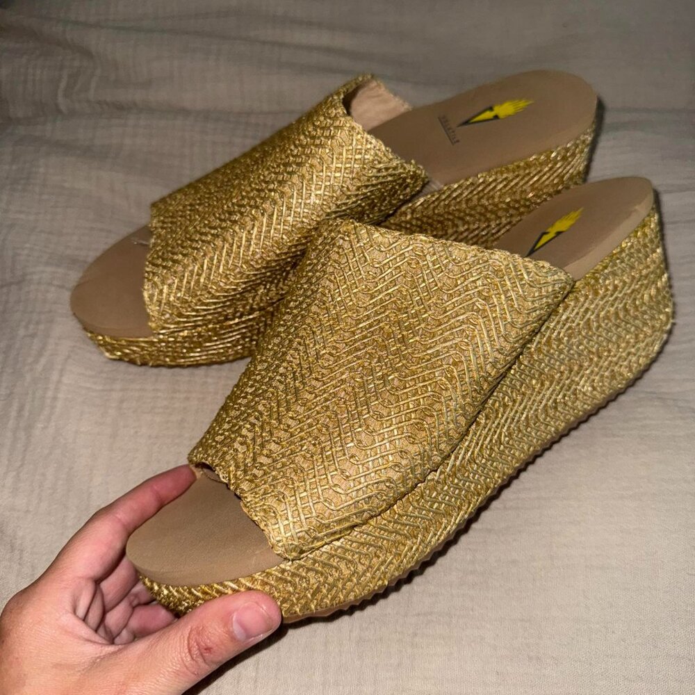 VOLATILE GOLD WEDGE NWOB - 9